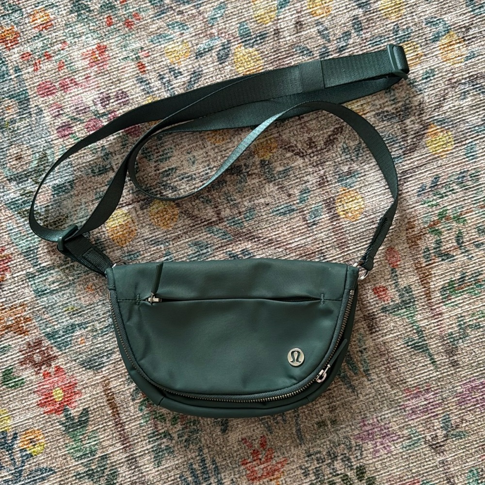 Lululemon 2.5L All Night Festival Bag